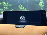 【12.3インチマツダコネクト】車内の雰囲気にマッチした大型ディスプレイ。スマホ接続でのナビ使用やBluetooth再生等、様々な機能が楽しめます。直感的なダイヤル操作が可能で、使い勝手も良好です。