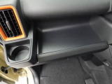 カップホルダーは運転席や助手席からちょうど手の届く位置です!!