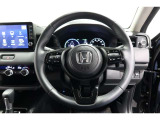 運転中もハンドルでの操作が可能です。特に高速道路等の目が離せない運転時には、便利さだけでなく、安全性も兼ね備えております。