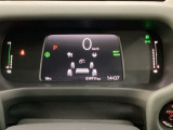 デジタル表示のスピードメーターと安全支援情報、燃費やオドメーターなどの表示の他に、ホンダセンシング機能などの表示もできる多機能なマルチインフォメーション・ディスプレイです。