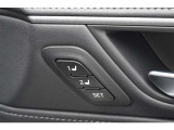 車の運転席の位置を保存できるシステムです。運転手が変わってもセッティングしたポジションを再現できる為発進時の手間が省けます。