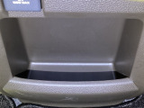 足元部分にはちょっとした小物を入れるのに便利な収納BOXもあります。