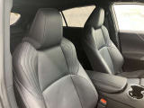高いホールド性で運転姿勢が安定します。長距離ドライブでも疲れにくいのが魅力です。