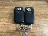 【スマートキー】 スマートキーを携帯していれば、ドアハンドルのボタンを押すだけでロックの解除ができます。
