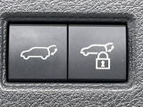 【パワーバックドア】スマートキーや運転席のボタンを押すだけでリアゲートが自動で開閉します!荷物を持っている時や、高い位置にあるバックドアを閉める際に便利な機能です♪