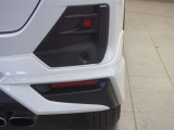 コーナーセンサーを車の前後に装備。障害物までの距離に応じて警告音を変えてお知らせ。縦列駐車時や駐車場・車庫などでの取り回しをサポートします。詳細は販売店スタッフまでおたずねください。