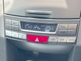 【オートエアコン】一度お好みの温度に設定すれば、車内の温度を検知し風量や温度を自動で調整。暑い&hellip;寒い&hellip;と何度もスイッチ操作をする必要はありません。快適な車内空間には必須の機能ですね♪