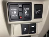 両側電動スライドドアは運転席から操作ができるよう、操作スイッチが付いています。その横にはヘットライトリベライザーのスイッチがついています。道路状況や積荷の加重に応じてライトの高さを調節できます。