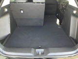 後席は分割可倒式で、用途に合わせてアレンジ可能。荷物の量や乗車人数に応じて柔軟に使える便利なシートです。