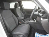 運転席のスペースはゆったりしていて、視界も広く確保されているので普段の運転からロングドライブまで快適です。