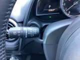レバーをAUTOの位置にしているとき、レインセンサーが雨を感知すると、雨量に応じてワイパーが自動で作動してくれるオートワイパーを装備!設定変更で非作動にすると、間欠作動に固定されます。
