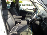 運転席・助手席にアームレスト付いてます。
