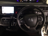 【ハンドル】運転にかかわる様々な操作を安全に行えるように視点移動が少なく操作性に配慮されたスイッチ類が凝縮されたコックピットです。