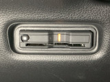 ハンドルの左下にETCがついています。高速道路の料金所の通過も楽々です!。 カードの取り出しもしやすい場所についています。
