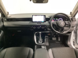 車内は光触媒抗菌消臭施工済です。スタイリッシュなデザインでスポーティなインパネ周りを演出します。グローブボックスやカップホルダーのほかにトレーなどたくさんの収納スペースが付いています。