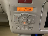 【オートエアコン】ボタン一つで理想の空間へ。季節を問わず、乗る人全員が心地よく過ごせる温度を自動で作り出します。いつでも安定した快適さを提供してくれる、ドライブの強い味方です。