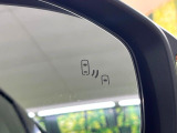 【ブラインドスポットモニター】走行中、ドアミラーの死角になりやすい箇所に後続車が接近するとサイドミラーのレンズに警告を表示!ドライバーに注意喚起をしてくれます。