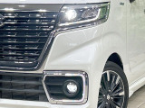 【LEDヘッドライト】悪天候や夜間走行時も良好な視界を確保し安心して運転できる高輝度LEDヘッドライトを装備!点灯速度が早く、消費電力も抑えられています。