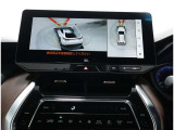 サイドクリアランスビュー表示中に、旋回時の運転操作に合わせて自動で車両を斜め後方から見たような映像を表示。