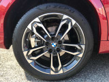 【BMWアロイホイル】軽量かつ強度に拘ったアロイホイル。走行性能ポテンシャルを引き出す設計。車の足元を引き締めてくれる大きなポイントはアロイホイルです。