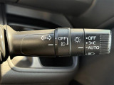 【オートライト(AUTO)】外の明るさをシステムが感知して、自動でヘッドライトが点灯します。ヘッドライトをつけ忘れを防ぐ便利機能です。