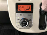 【オートエアコン】一度お好みの温度に設定すれば、車内の温度を検知し風量や温度を自動で調整してくれます。