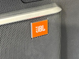 【JBLサウンドシステム】メーカーオプションの高品位サウンドシステムを搭載。専用のチューニングが施された大小様々なスピーカーから良質なサウンドが奏でられ、臨場感あふれる音響空間を演出します。