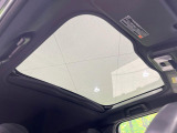 【ガラスルーフ】ガラスルーフ搭載で車内の解放感が一気にアップ!開放的なドライブをお楽しみいただけます。