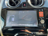 上空から見下ろしているかのような映像をディスプレイに映し出し、スムースな駐車をサポートします。画面は「トップビュー」のほか「サイドブラインドビュー」への切り換えが可能。ますます安心です