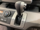 CVT車のセレクトレバーです。低速から高速まで、変速ショックのないスムーズな走りを実現するとともに、エンジン効率のよい領域を維持することで燃費にも貢献します。