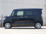 【アダプティブクルーズコントロール】予め設定した車速内でクルマが自動的に加減速。前走車との適切な車間距離を維持しながら追従走行します。【LKAS】車線維持支援システムでステアリング操作を支援。