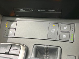 【ステアリングヒーター】冬場に冷たくなりやすい革巻きステアリングを、スイッチ一つで素早く適温に!エアコンよりも早く温まってくれるので、寒い日の運転も快適になりますね♪
