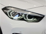 【LEDヘッドライト】先進のLEDテクノロジーを採用。放射される白色光の周波特性は太陽光に近く、バイキセノン・ヘッドライトを上回るコントラストで更に明るく輝きます!