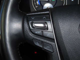 ステアリングスイッチ付きで、運転中に視線を前に向けたまま操作できます。