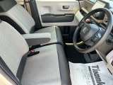 乗り心地の良いフロントシートです。足回りも広々としておりますので、長時間の運転も疲れづらいですよ。