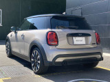 長期にわたる保証を実現。2年間のMINI NEXT保証と延長保証(別途費用)を合わせて最大4年間の保証。万一の故障に長期に備えることができ、ご安心してお乗り頂けます。(NEXT1年は1年距離無制限)