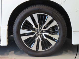 純正のアルミホイール装着車です。タイヤサイズは235/50R18です。