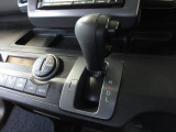 インパネシフトだから視線の移動も少なく足元もスッキリ。運転席もゆったりしているのでゆとりを持ってドライブできますね。
