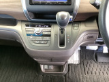 足元スッキリ、インパネシフトです。パーキングブレーキはフットブレーキタイプなので、運転席と助手席の間がスッキリしています。