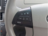 ステアリングスイッチ付きで、運転中に視線を前に向けたまま操作できます。