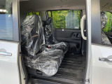 セカンドシートは中央部が可動式となっており、スライドすれば通路スペースが登場!前後の移動がとっても簡単です♪もちろん、8名乗車時も快適な座り心地のシートとなっています♪