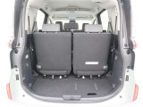 広々としていて、荷物が載せやすいトランクルームですよ(^^)/三列目シートを収納すれば、更に広くお使い頂けますよ♪