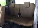 3列目シートは跳ね上げ式で折りたたみ可能です。キャンプ用品など大きな荷物もばっちり収納可能です!