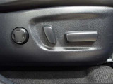 運転席はパワーシートなのでお好みのドライビングポジションに調整可能です♪