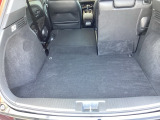 後席は分割可倒式で、用途に合わせてアレンジ可能。荷物の量や乗車人数に応じて柔軟に使える便利なシートです。