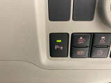 家族でクルマを運転する場合、擦ったりしないか心配ですね。コーナーセンサーも付いてますので、障害物が近づいたら、音で知らせてくれます。
