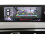 パノラミックビューモニター付きです。車両を上から見たような映像をディスプレイオーディオ画面に表示。運転席からの目視だけでは見にくい、車両周辺の状況をリアルタイムでしっかり確認できます。