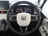 ステアリングスイッチでディスプレイやオーディオの音量を楽々操作。運転中にハンドルから手を離すことなく安全に行えるので、わき見運転の事故防止につながります。