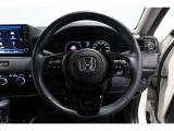 運転中もハンドルでの操作が可能です。特に高速道路等の目が離せない運転時には、便利さだけでなく、安全性も兼ね備えております。