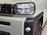 【LEDヘッドライト】悪天候や夜間走行時も良好な視界を確保し安心して運転できる高輝度LEDヘッドライトを装備!点灯速度が早く、消費電力も抑えられています。